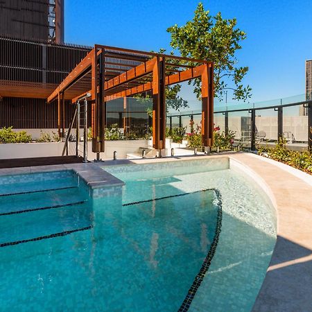 Aparthotel Fv By Peppers à Brisbane Extérieur photo The rooftop pool at the Emporium Hotel South Bank