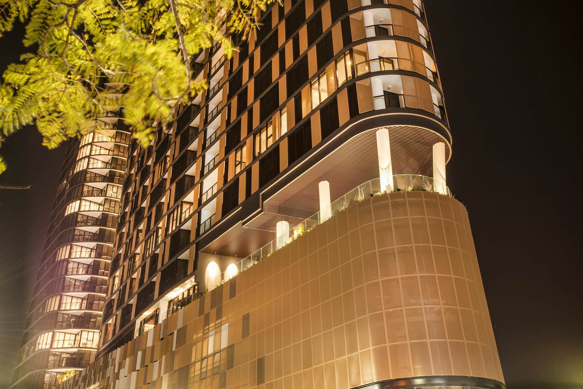 Aparthotel Fv By Peppers à Brisbane Extérieur photo The building at night