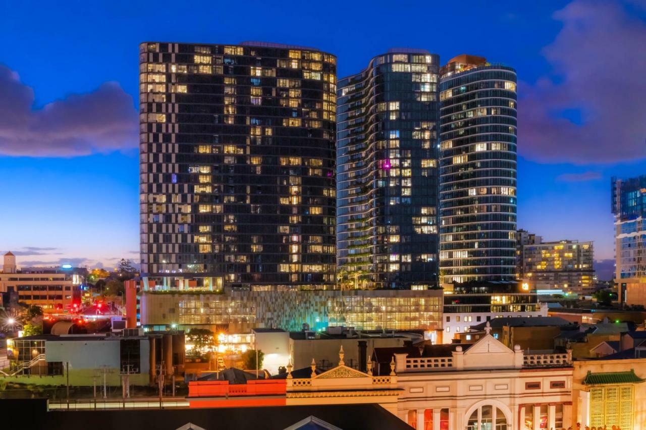 Aparthotel Fv By Peppers à Brisbane Extérieur photo The complex at night